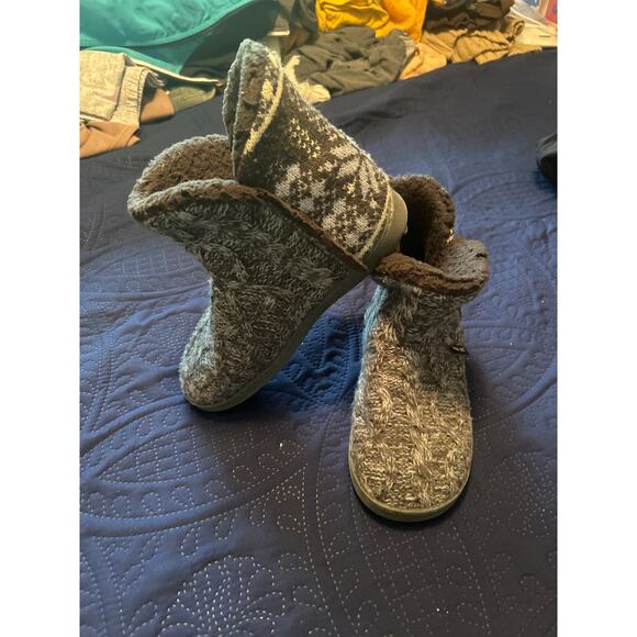 GUC Muk Luks Gray Knit Boots Hard Sole Furry Lining Slip On Size Medium (7-8) - Picture 1 of 6